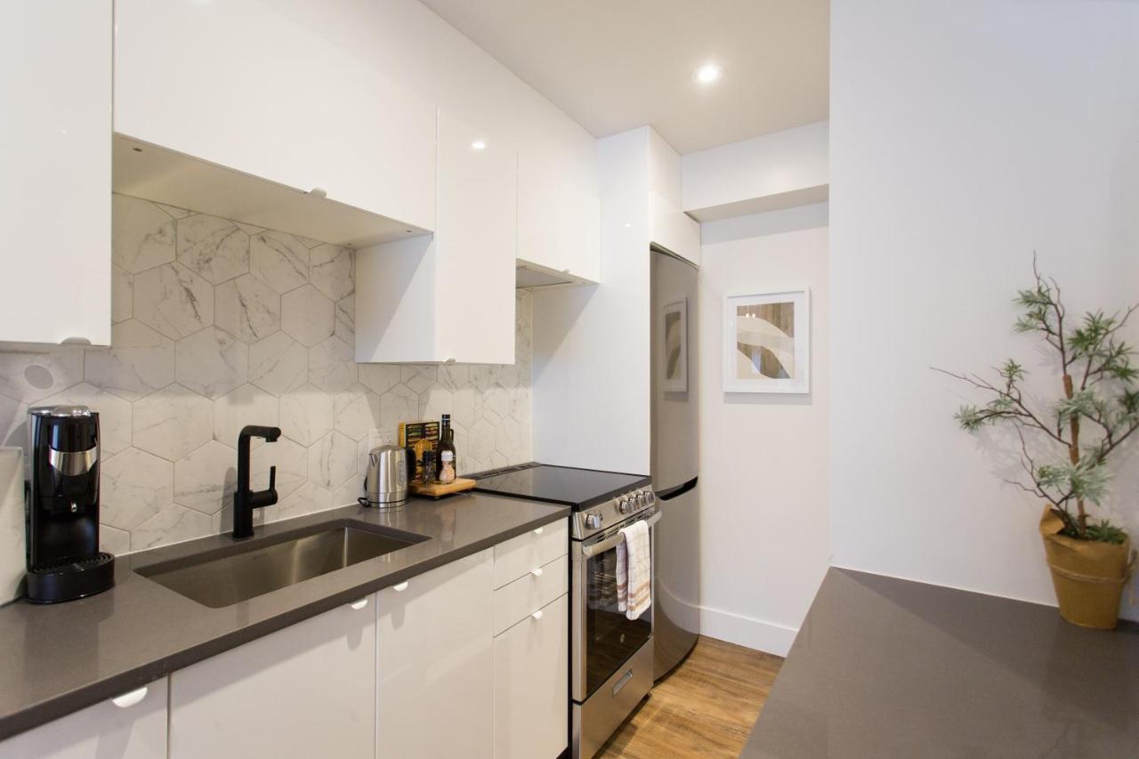 Blue Oasis Studio With Full Kitchen And Bath By Den Stays Montréal Kültér fotó